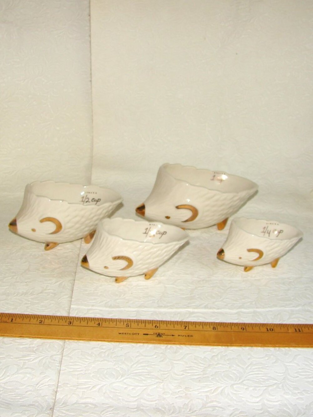 Anthropologie Hedgehog Nesting MEASURING CUP SET of 4, Figural w/Gold Trim